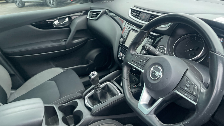 Nissan Qashqai 1.3 DiG-T N-Connecta 5dr [Glass Roof Pack] Petrol Hatchback